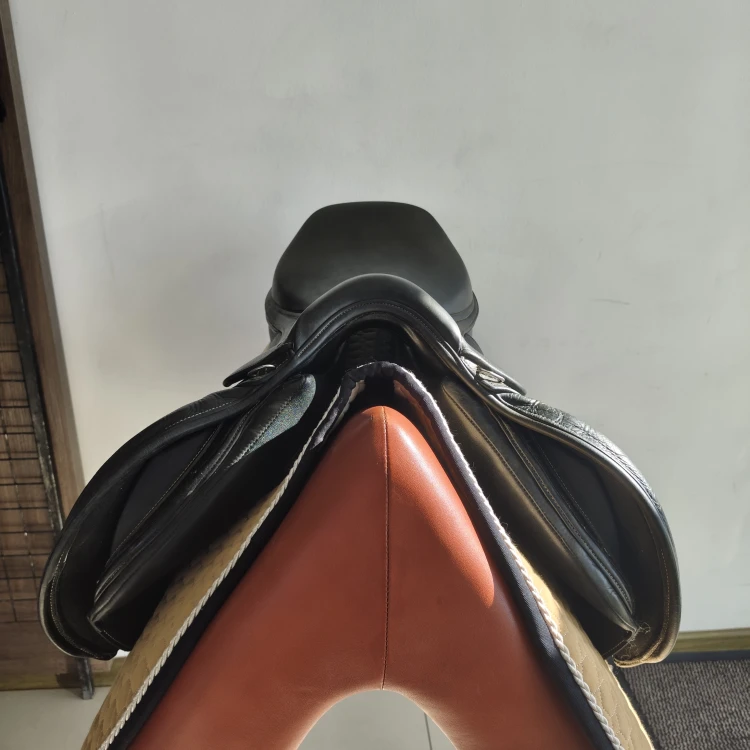Siodło skokowe Ikonic Light Hybryda 17"